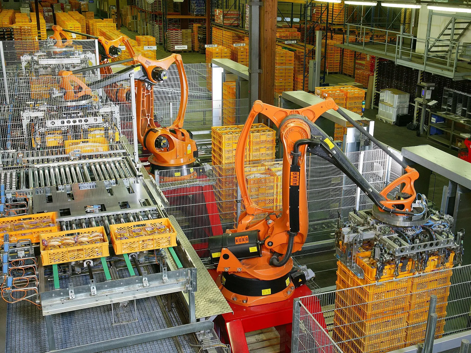 Robôs industriais em linha de produção automatizada
