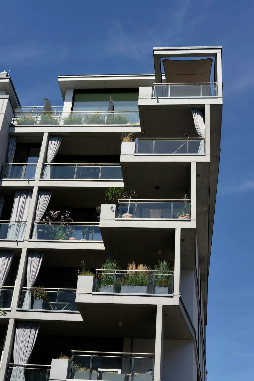 Edifício residencial com varandas de vidro