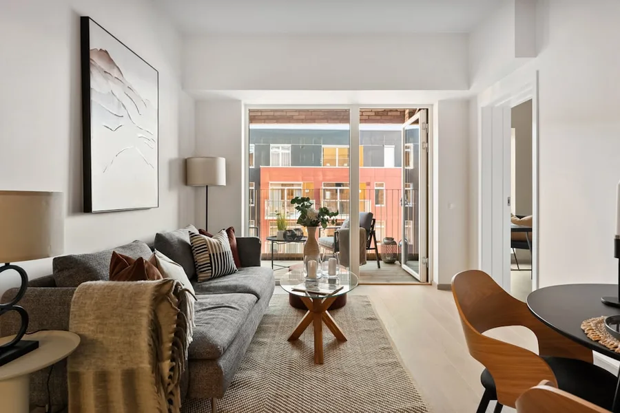 Sala de apartamento com varanda, foto ilustrativa